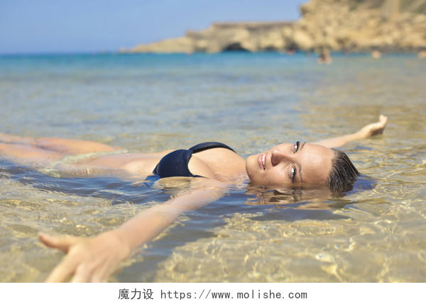 躺在水里比基尼美女在沙滩上